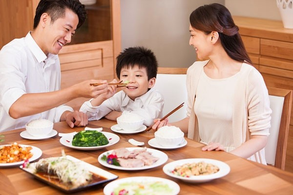 Tự tay chuẩn bị bữa tối cho người bạn đời là khoảnh khắc đáng nhớ trong kỷ niệm ngày cưới