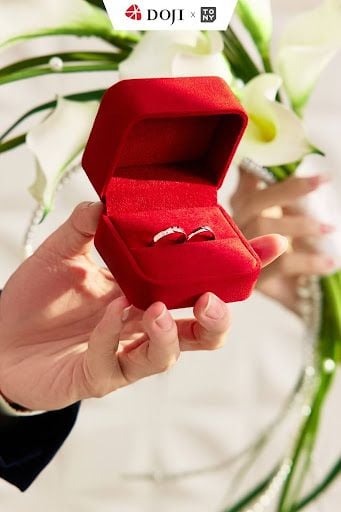 Nhẫn đính hôn và nhẫn cưới thường được đeo ở ngón áp út