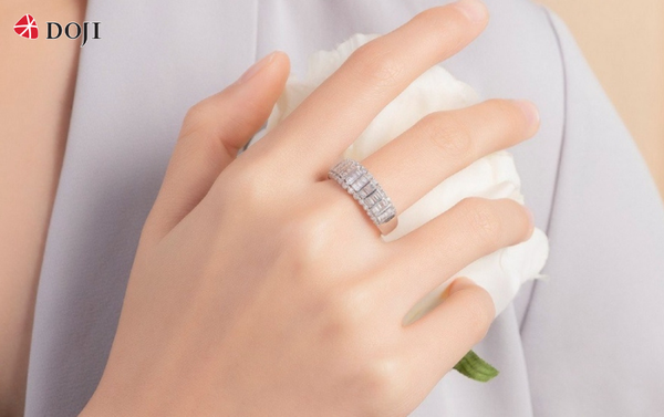 Đeo nhẫn cầu hôn ngón giữa bàn tay trái là lời hứa