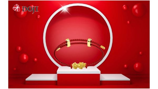 Vòng charm bện dây đỏ là thiết kế phù hợp cho những ai yêu thích sự nổi bật