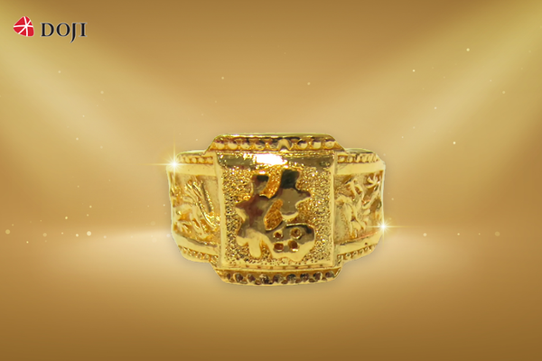 Thiết kế bản vuông mạnh mẽ kết hợp cùng Song Long ôm trọn chữ “Phúc”, nhẫn nam vàng 24K MR000066 tượng trưng cho sức mạnh, bản lĩnh quý ông