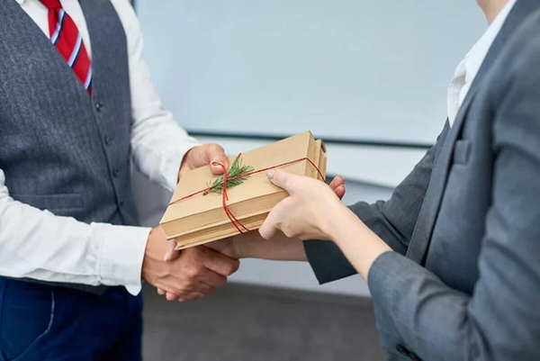 Hãy cân nhắc chọn những đầu sách hay, phù hợp với phong cách của sếp bạn nhé
