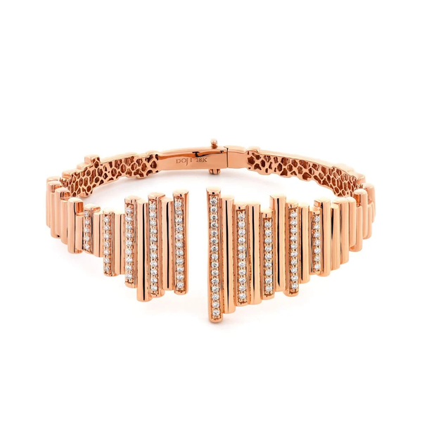 Giá của vòng tay vàng 18K phụ thuộc vào nhiều yếu tố như trọng lượng, thiết kế, đá quý đính kèm