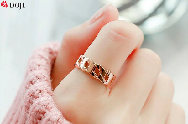 Đeo nhẫn ở ngón trỏ trái giúp phát huy khả năng giao tiếp và thuyết phục