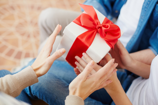 Chọn quà ra mắt nhà bạn gái cần có tính ứng dụng cao, thiết thực