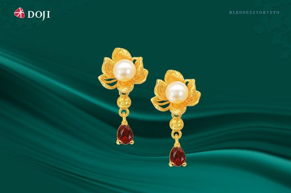 Khuyên tai dài có thể làm từ vàng 14K, 18K hoặc 24K kết hợp đính đá quý để tôn lên vẻ đẹp sản phẩm