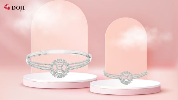 Điểm nhấn của thiết kế là hai dải vòng song đính kim cương ở giữa, tạo hiệu ứng lấp lánh