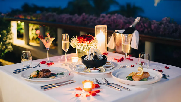 Không gian lãng mạn với ánh nến và hoa tươi tạo nên sự ấm áp cho ngày Valentine