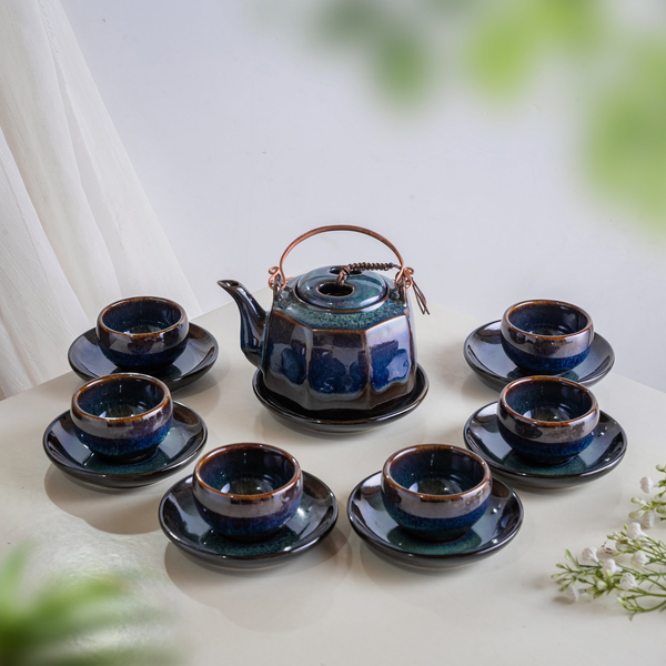 Tặng bộ ấm chén sứ trong ngày tân gia là gửi gắm lời chúc gia đình êm ấm, sum vầy và cuộc sống đủ đầy
