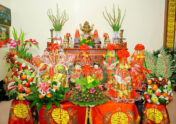 Trang trí bàn thờ gia tiên tại miền Nam trong lễ dạm ngõ