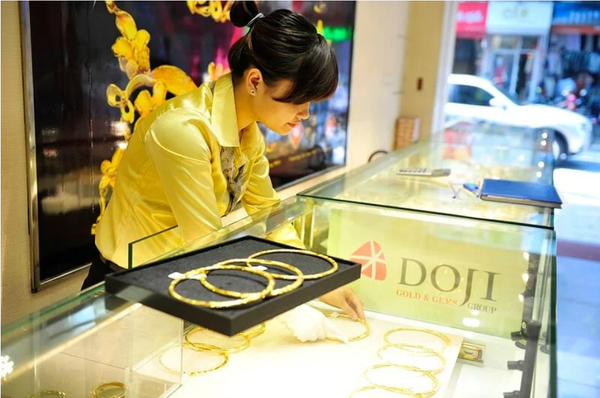 Chọn tiệm vàng uy tín như DOJI để giao dịch minh bạch và tránh bị ép giá
