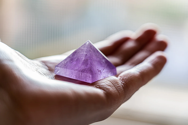 Amethyst là “lá bùa may mắn” giúp thu hút năng lượng tích cực, khơi thông luân xa vương miện