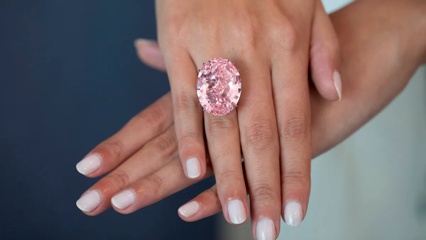CTF Pink Star là chiếc nhẫn sở hữu viên kim cương hồng có kích thước và màu sắc đẹp nhất lịch sử