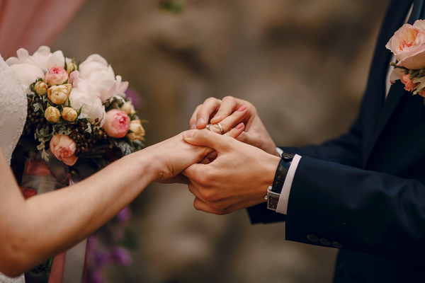 Chọn năm cưới hợp tuổi là điều quan trọng trong phong tục Á Đông, giúp vợ chồng khởi đầu cuộc sống hôn nhân thuận hòa, viên mãn