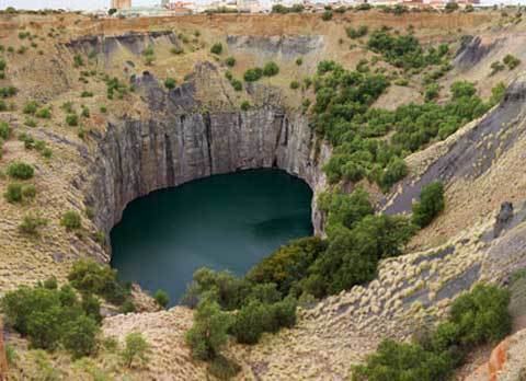 Mỏ kim cương Kimberley được sở hữu bởi công ty Petra, ở Cộng hòa Nam Phi