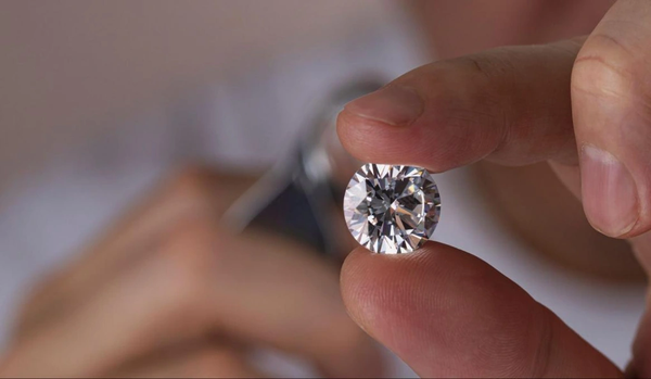 Kim cương 6 ly (6mm) tương đương với trọng lượng dao động khoảng 0.7 đến 0.9 carat