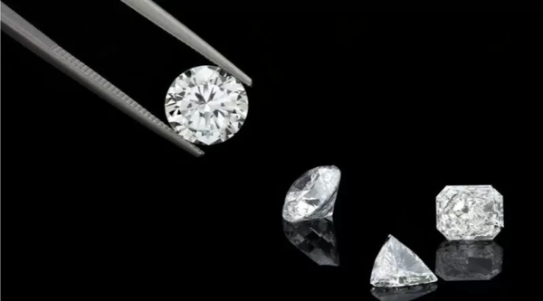 Kim cương 2 ly có đường kính khoảng 2mm, tương đương với 0.03 carat