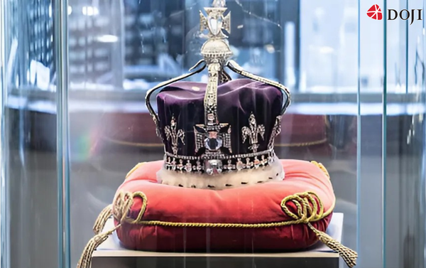 Vương miện của nữ hoàng Elizabeth được trưng bày tại tháp London