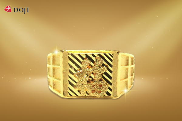 Nhẫn nam vàng 24K MR000004 DOJI bản vuông mạnh mẽ, mặt nhẫn chạm khắc nổi chữ “Phúc” giúp thu hút nhiều điều tốt lành