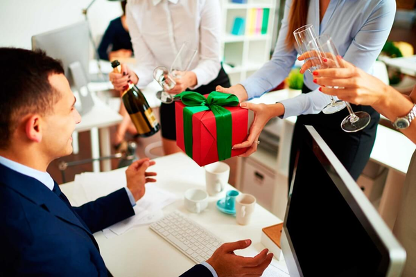 Chọn quà tặng sếp không nên quá phô trương hay nhạy cảm