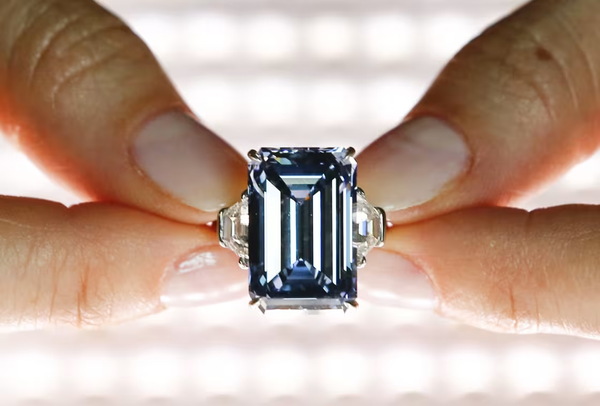 Oppenheimer Blue Ring sở hữu viên kim cương xanh lam có kích thước và màu sắc độc nhất vô nhị
