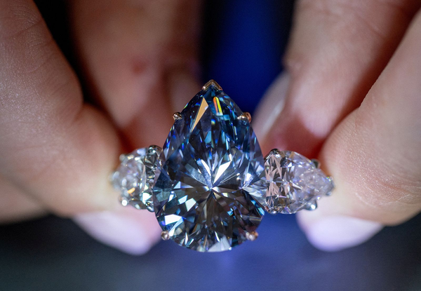 Bleu Royal sở hữu viên kim cương màu xanh đậm hình giọt nước và có tỷ lệ đối xứng hoàn hảo