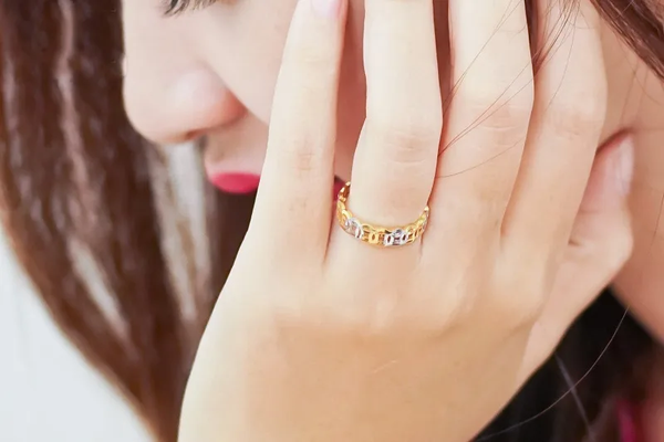 Nữ mệnh Thủy nên đeo nhẫn kim tiền ngón áp út để hợp phong thủy