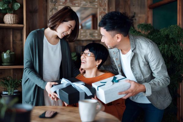 Lễ lại mặt là dịp để cô dâu, chú rể gặp gỡ cha mẹ và chia sẻ những câu chuyện sau ngày cưới