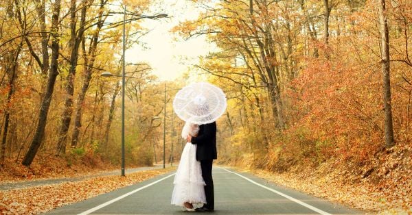Tháng 10 với tiết trời thu se lạnh, tạo không khí lãng mạn, rất phù hợp cho việc kết hôn