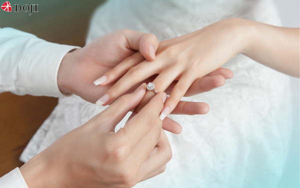 Ngón áp út hoặc ngón giữa tay trái là sự lựa chọn hoàn hảo để đeo nhẫn tỏ tình