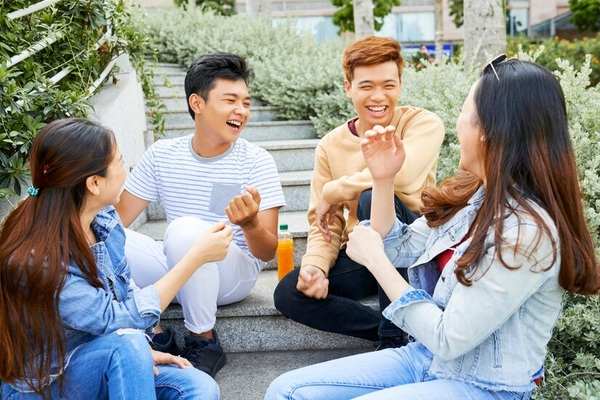 Đi chơi cùng bạn bè để nạp năng lượng tích cực trong ngày lễ độc thân