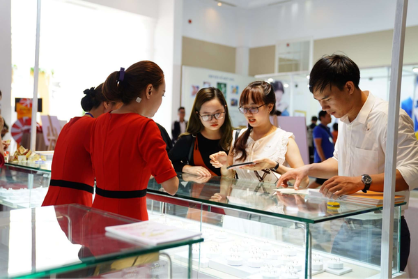 Dịch vụ bảo hành chuyên nghiệp, hỗ trợ làm sạch, đánh bóng và thu đổi linh hoạt