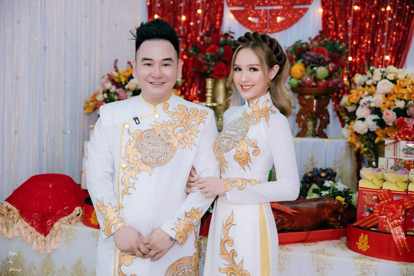 Cô dâu chú rể thường mặc áo dài truyền thống vào lễ ăn hỏi