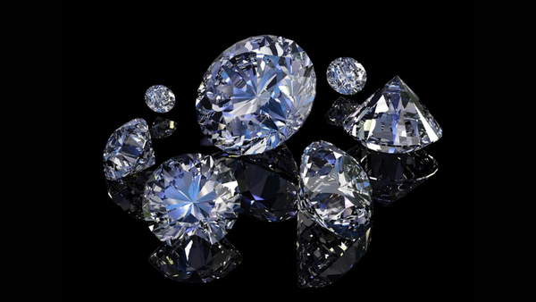 Viên kim cương chủ có trọng lượng từ 2.5 carat đến 4 carat