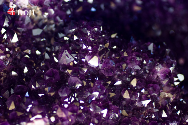 Màu tím của Amethyst tượng trưng cho sự bình an, sáng suốt và khả năng tập trung cao