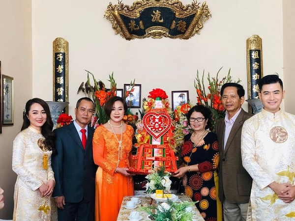 Lễ dạm ngõ miền Trung – dấu ấn thiêng liêng khởi đầu cho mối lương duyên, nơi hai gia đình se kết tình thân trong không gian đầm ấm, chân thành