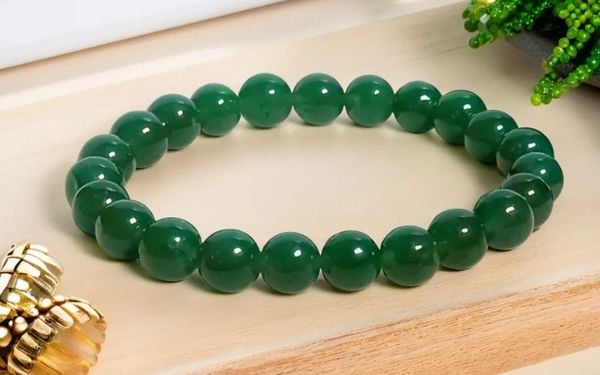 Màu sắc của vòng ngọc bích xanh giúp người đeo cảm thấy thư thái, nhẹ nhàng