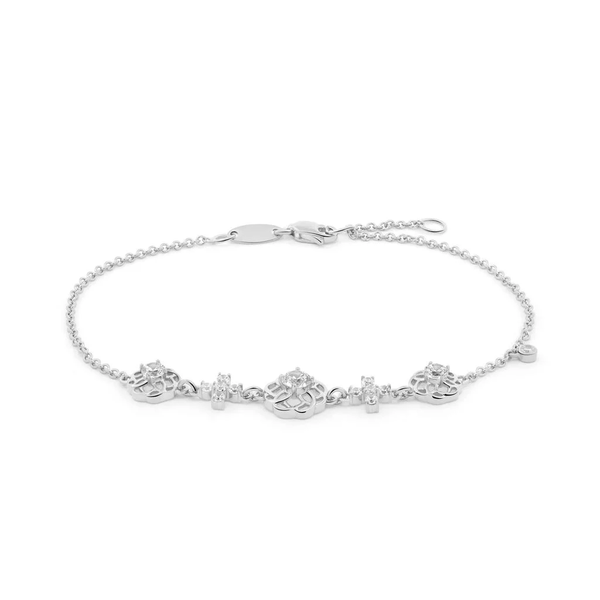 Với thiết kế từ bản mảnh đến kiểu xích, đính đá nhẹ nhàng hoặc lấp lánh nổi bật, lắc tay đá CZ DOJI phù hợp với cả trang phục thường ngày lẫn váy áo dạ tiệc