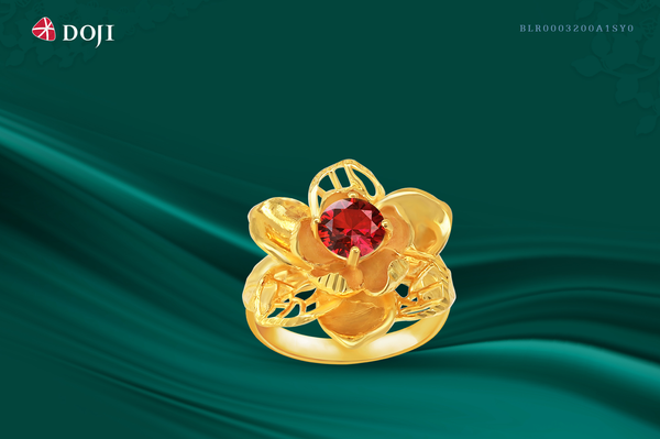Nhẫn hoạ tiết hoa mộc lan được chạm trổ tinh xảo kết hợp đá quý màu đỏ tạo nên thiết kế nổi bật, sang trọng