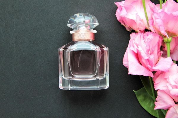 Nước hoa là một trong những món quà giúp tình cảm thăng hoa.