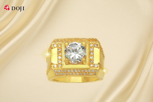 Nhẫn nam vàng 24K MR000357 nổi bật với viên đá chủ CZ ở trung tâm, được ôm trọn bởi hàng chục viên đá tấm đính kết khéo léo xung quanh mặt nhẫn và thành nhẫn