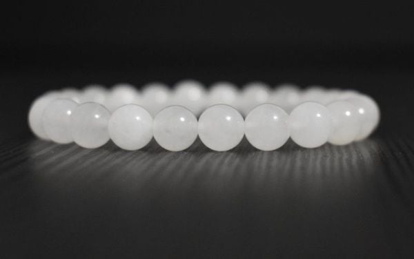 Vòng ngọc bích trắng phù hợp với những người có phong cách nhã nhặn, thuần khiết