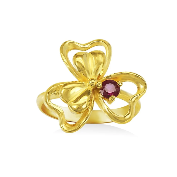 Mẫu nhẫn Ruby BLR0003980A1RU1 thiết kế hình hoa ba lá biểu tượng cho sự may mắn và hạnh phúc.