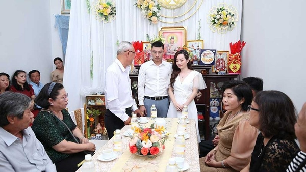 Trang phục cô dâu và chú rể trong lễ dạm ngõ nên lịch sự, trang nhã