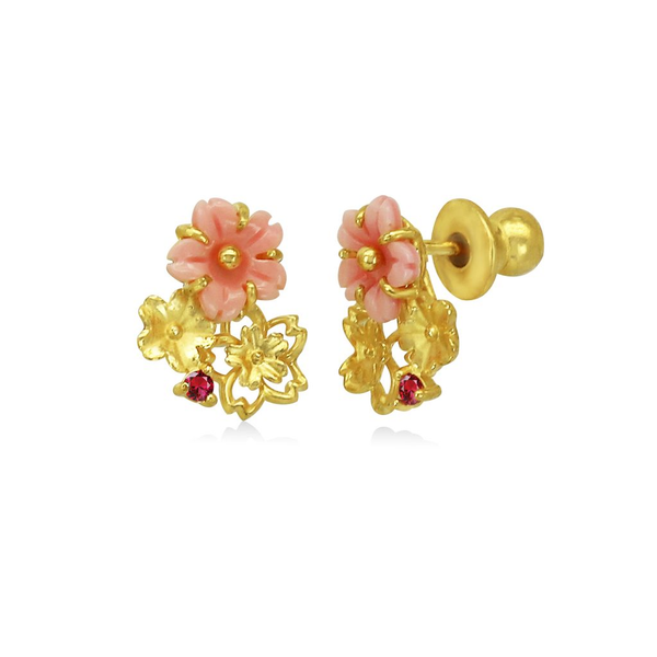 Hoa tai vàng 24K DOJI họa tiết hoa đào, sự hòa quyện giữa sắc hồng thanh tao và ánh vàng rực rỡ, tôn lên vẻ đẹp cuốn hút tràn đầy sức sống