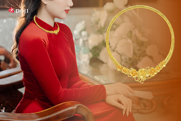 Với dây chuyền cưới vàng ta, cô dâu có thể chọn áo dài và váy cưới màu trắng, đỏ sẽ trở nên vô cùng nổi bật, rạng rỡ