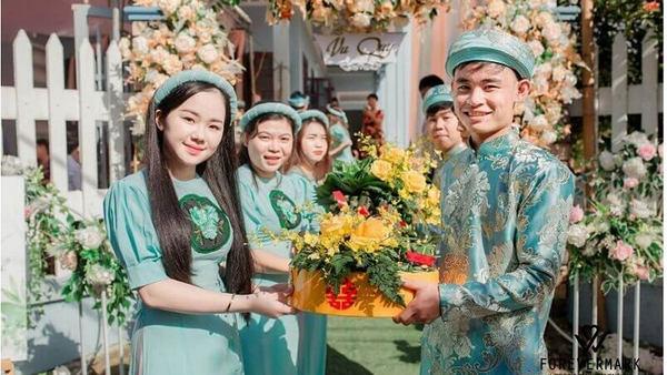 Việc giữ mâm tráp cẩn thận thể hiện sự tôn trọng đối với gia chủ và nghi thức truyền thống