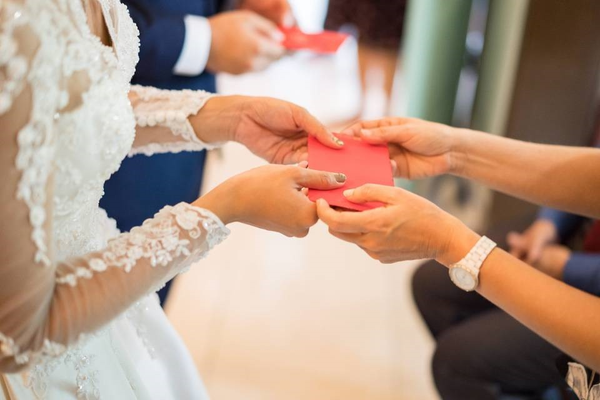 Tặng tiền mặt là món quà cưới thiết thực, giúp cô dâu, chú rể có thêm tài chính chuẩn bị cho tương lai