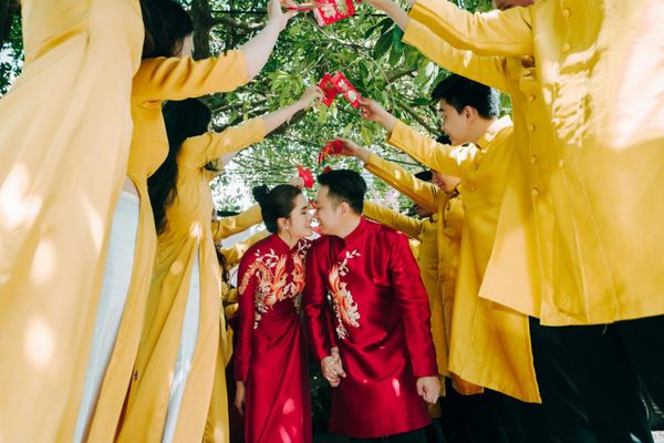 Theo ngày lành tháng tốt đã được chọn, nhà trai mang mâm quả sính lễ sang nhà gái xin dâu