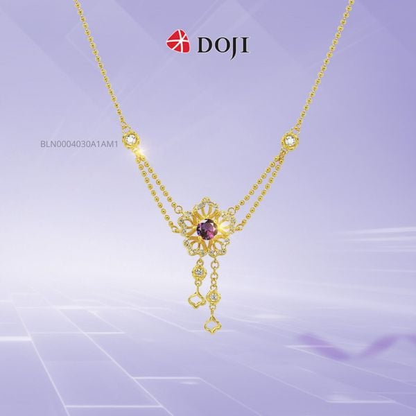 Dây chuyền vàng 24K liền mặt gắn đá Amethyst của DOJI có sắc tím đậm mê hoặc, là biểu tượng cho tình yêu chung thủy, bền vững theo thời gian.